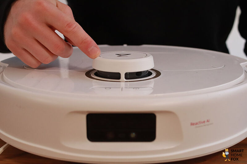 Die Bauhöhe des Roborock Q Revo MaxV ist zu sehen.